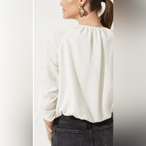Preowned ASTR Label White V Neck Blouse Top with Ruched Sleeves - size M - Picture 3 of 14